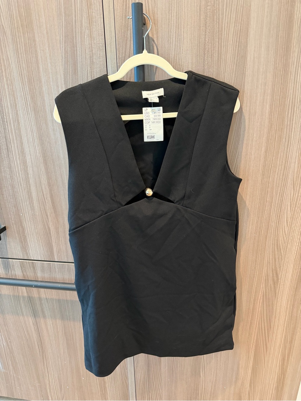 Sleeveless V-Neck Black Dress with Decorative Button